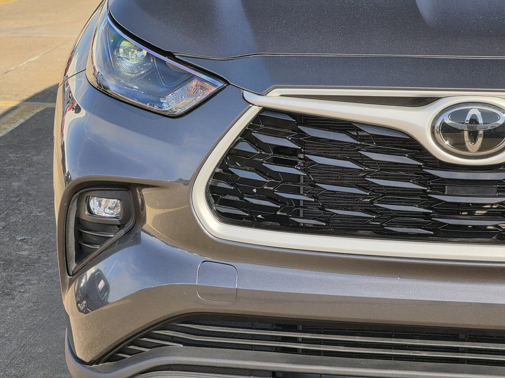 Used 2025 Toyota Highlander LE FWD image 5