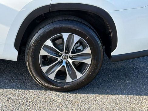 Used 2020 Toyota Highlander XLE image 9