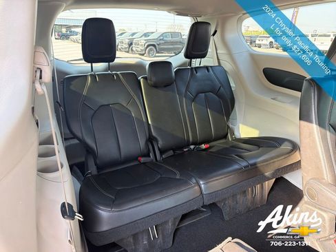 Used 2024 Chrysler Pacifica Touring-L FWD image 19