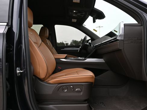 Certified 2025 Cadillac Escalade Premium Luxury AWD/4WD image 25