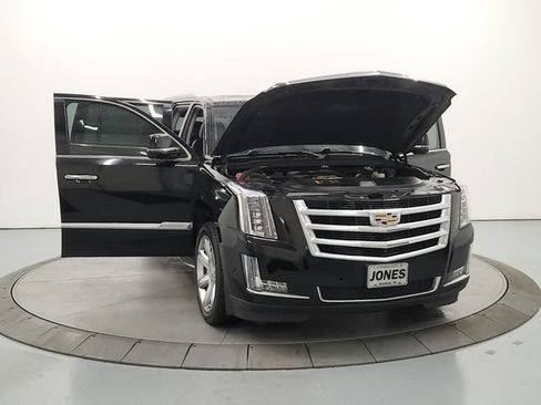 Used 2018 Cadillac Escalade ESV Luxury RWD image 11