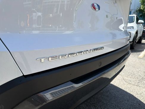 Used 2025 GMC Terrain Elevation w/ Elevation Premium Package AWD/4WD image 9