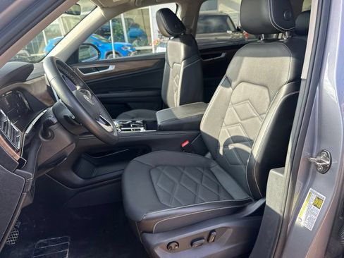 Used 2025 Volkswagen Atlas SE AWD/4WD image 11
