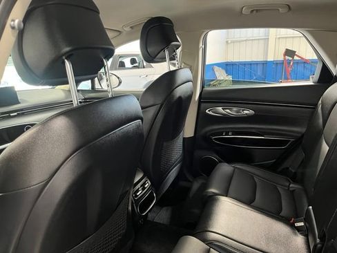 Used 2025 Genesis GV70 2.5T AWD/4WD image 18