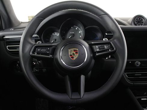 Certified 2025 Porsche Macan image 12