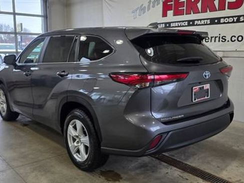 Used 2023 Toyota Highlander LE image 3