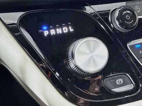 Used 2024 Chrysler Pacifica Touring-L FWD image 16