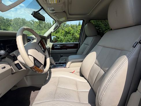 Used 2014 Lincoln Navigator 4WD image 19