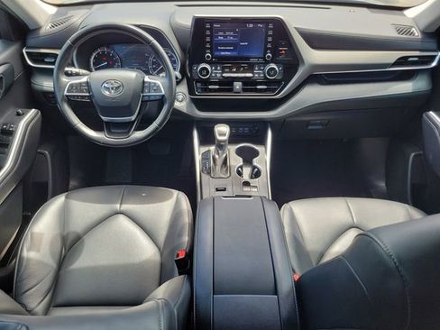 Used 2022 Toyota Highlander XLE image 12