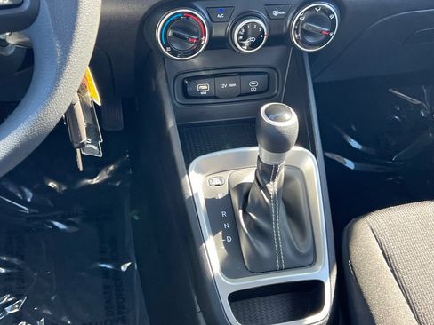 Certified 2025 Hyundai Venue SE FWD image 18