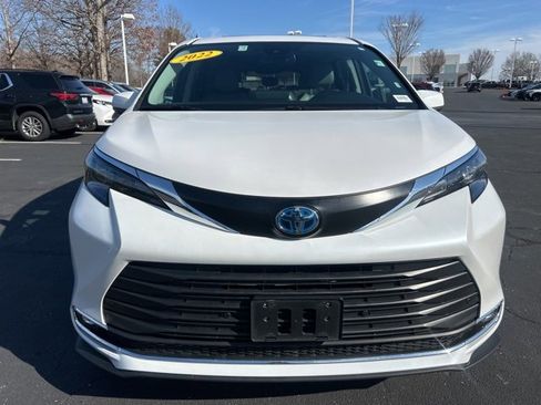 Used 2024 Toyota Sienna XLE image 2