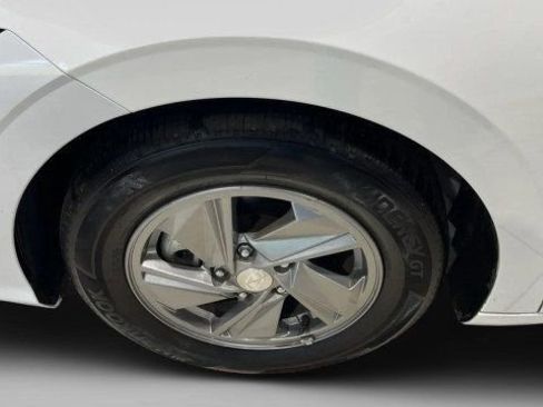 Used 2025 Hyundai Elantra SE image 5