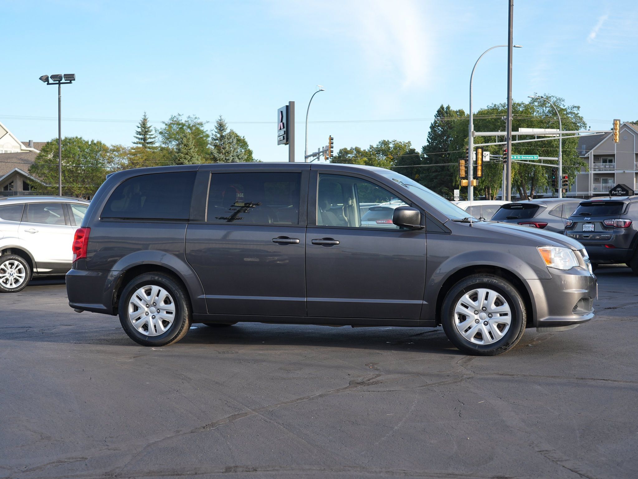 Used 2018 Dodge Grand Caravan SE w/ UConnect Hands-Free Group FWD image 2