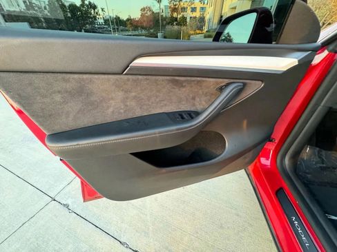 Used 2023 Tesla Model Y Performance image 17