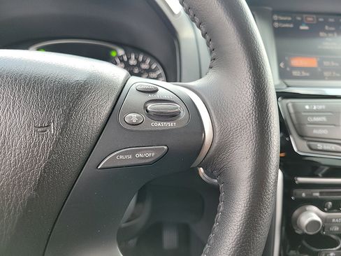 Used 2020 Nissan Pathfinder SV image 19