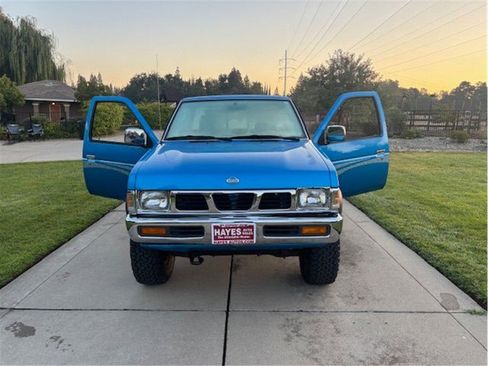 Used 1997 Nissan Pickup 4x4 King Cab image 16