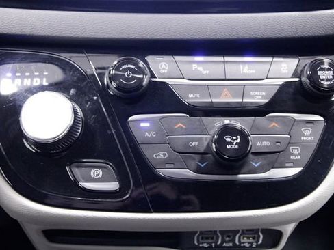 Used 2024 Chrysler Pacifica Touring-L image 31