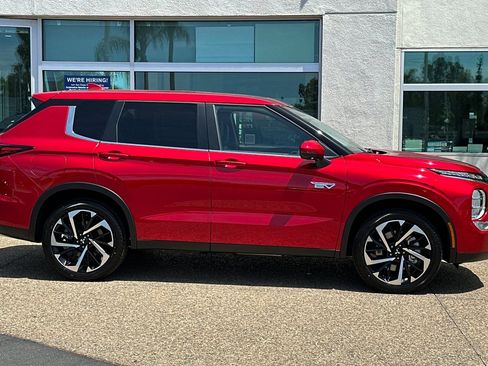 New 2025 Mitsubishi Outlander SE image 3