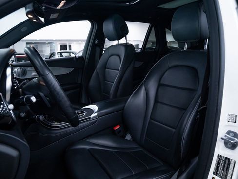 Used 2019 Mercedes-Benz GLC 350e 4MATIC w/ Premium Package image 18