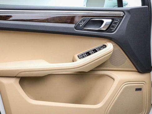 Certified 2025 Porsche Macan image 22