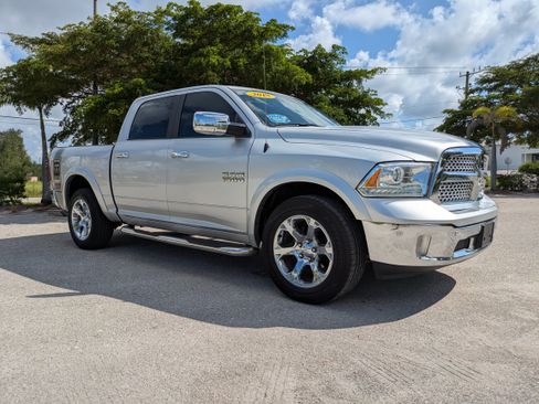 Used 2018 RAM 1500 Laramie w/ Convenience Group AWD/4WD image 2
