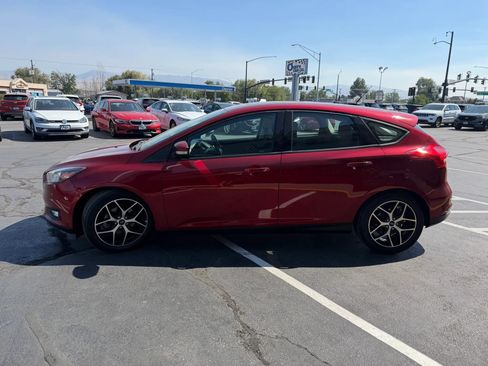Used 2017 Ford Focus SEL w/ Cold Weather Package FWD image 4