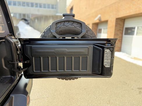 Used 2022 Jeep Wrangler Unlimited Rubicon w/ LED Lighting Group AWD/4WD image 33