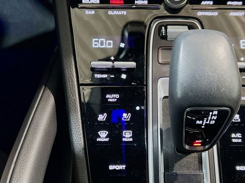 Used 2022 Porsche Cayenne image 12