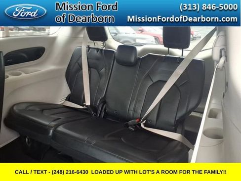 Used 2018 Chrysler Pacifica Touring-L w/ Advanced Safetytec Group image 4