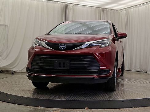 Used 2023 Toyota Sienna LE FWD image 6