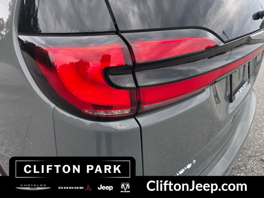 Certified 2025 Chrysler Pacifica Select FWD image 8