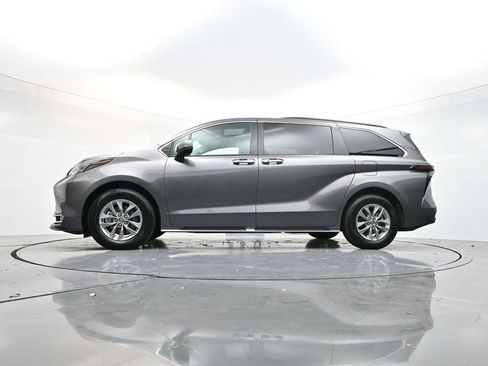 Used 2024 Toyota Sienna XLE image 31