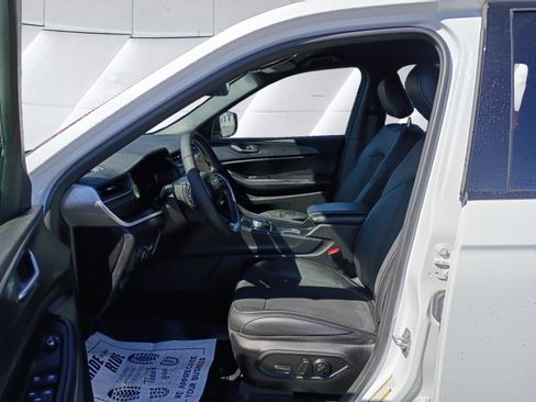 Certified 2025 Jeep Grand Cherokee Altitude image 10