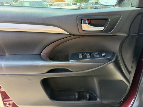 Used 2019 Toyota Highlander XLE FWD image 13
