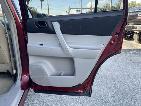 Used 2010 Toyota Highlander SE FWD image 33