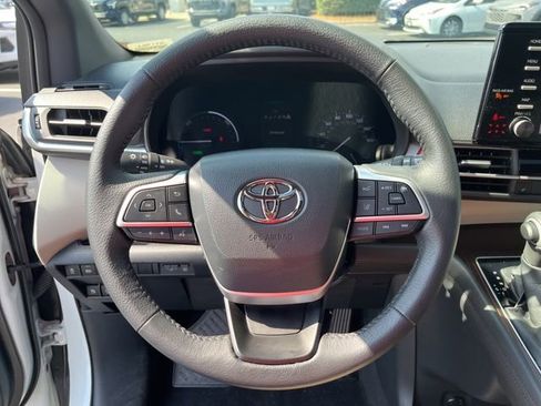 Used 2023 Toyota Sienna XLE image 23