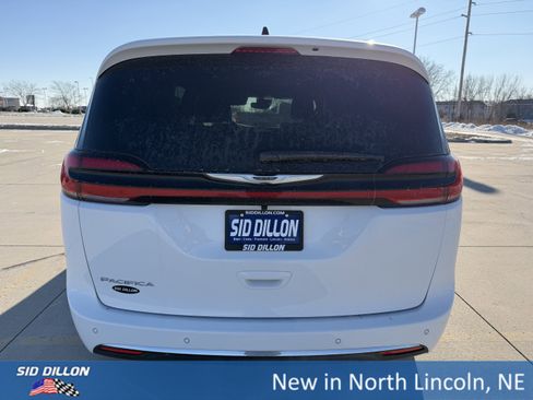New 2026 Chrysler Pacifica Select image 4