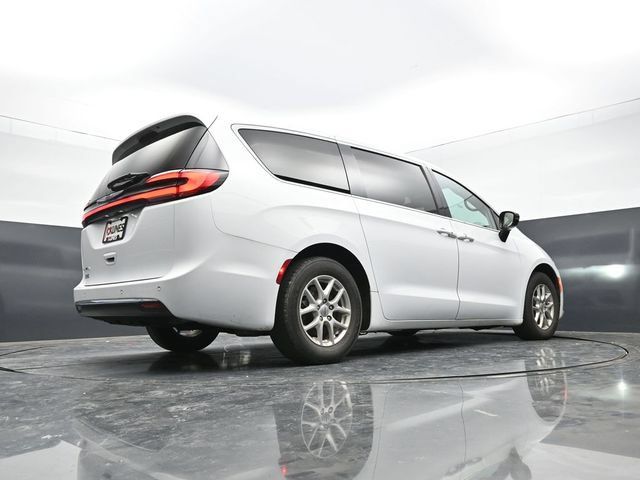Used 2024 Chrysler Pacifica Touring-L FWD image 46