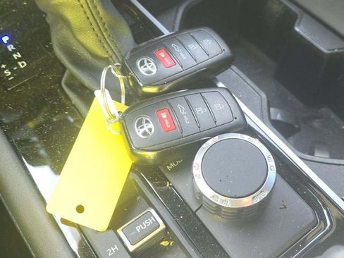 Used 2023 Toyota Tundra Platinum image 4