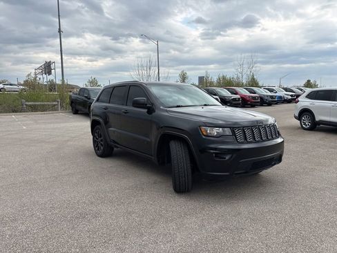 Used 2017 Jeep Grand Cherokee Altitude image 15