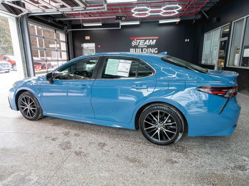 Used 2024 Toyota Camry SE image 2