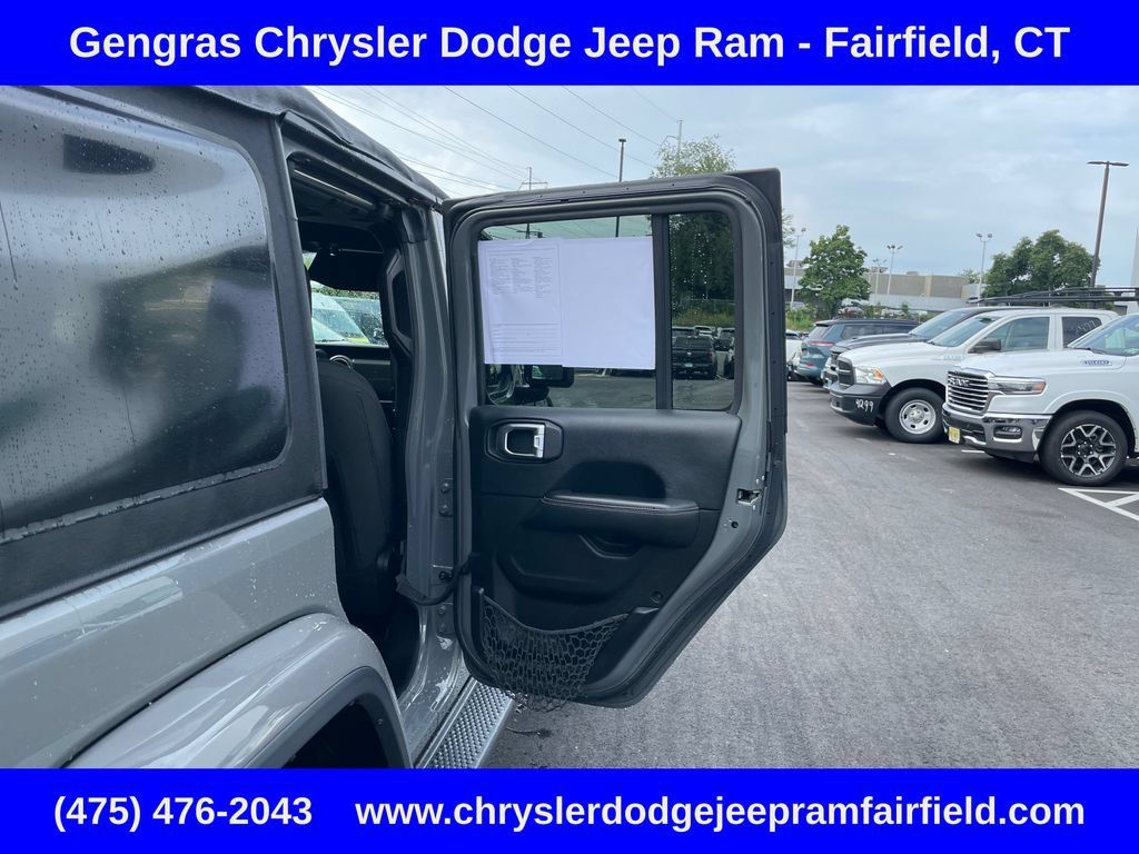 Used 2018 Jeep Wrangler Unlimited Sahara AWD/4WD image 25