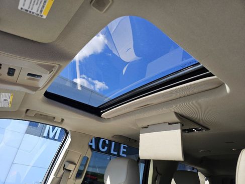 Used 2017 Cadillac Escalade Luxury AWD/4WD image 17