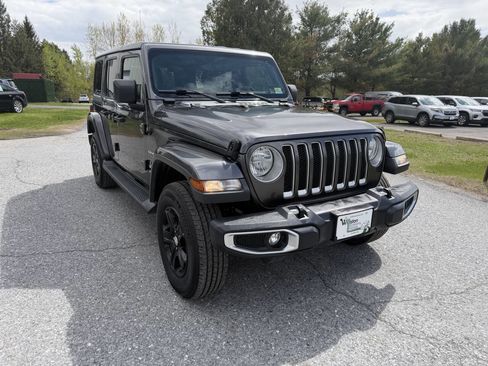 Used 2018 Jeep Wrangler Unlimited Sahara AWD/4WD image 7