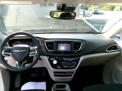 Used 2023 Chrysler Voyager LX FWD image 16