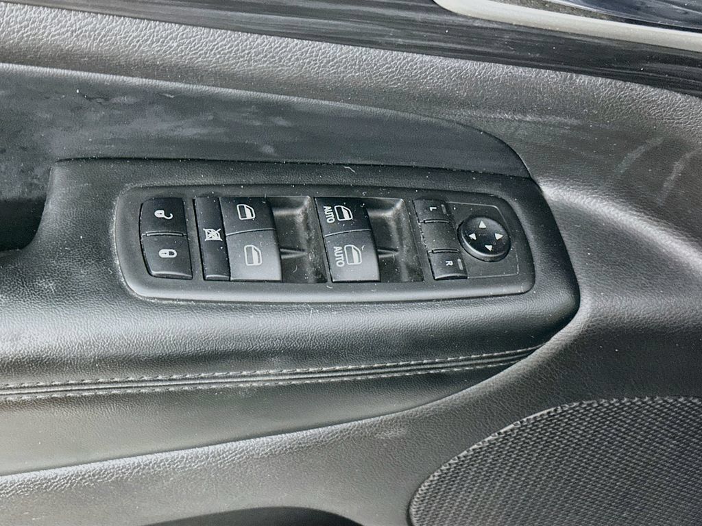 Used 2019 Jeep Grand Cherokee Laredo w/ Security & Convenience Group AWD/4WD image 23