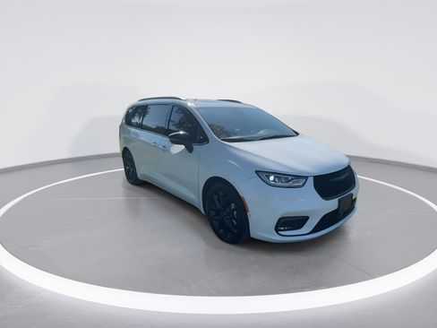 Used 2024 Chrysler Pacifica Touring-L w/ S Appearance Package image 2