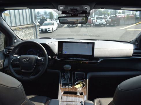 Certified 2025 Toyota Sienna Platinum AWD/4WD image 26