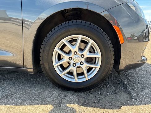 Used 2017 Chrysler Pacifica Touring FWD image 9