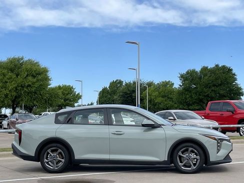 Used 2025 Kia K4 LXS image 3